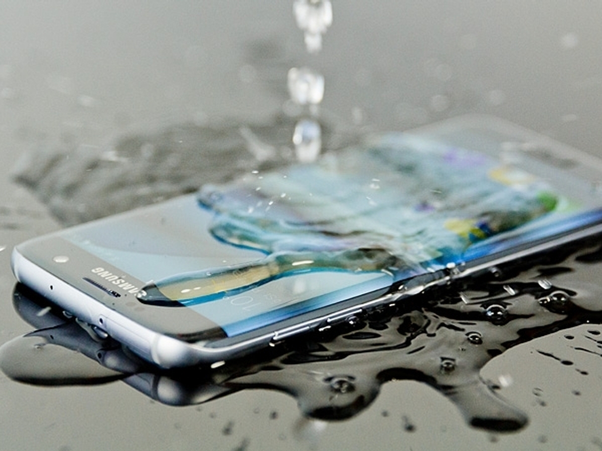 Экран телефона после воды. Смартфон в воде. Утопленный iphone. Попадание влаги в айфон. Чехол для смартфона.
